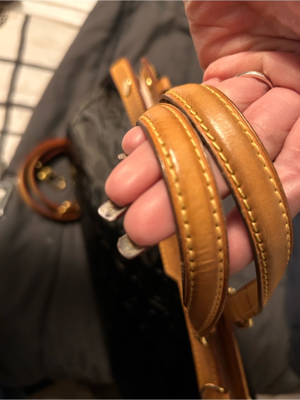 Louis Vuitton Deep Black Brea MM Vernis - Picture 6 of 13